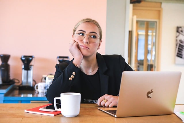 woman- doing side gig online